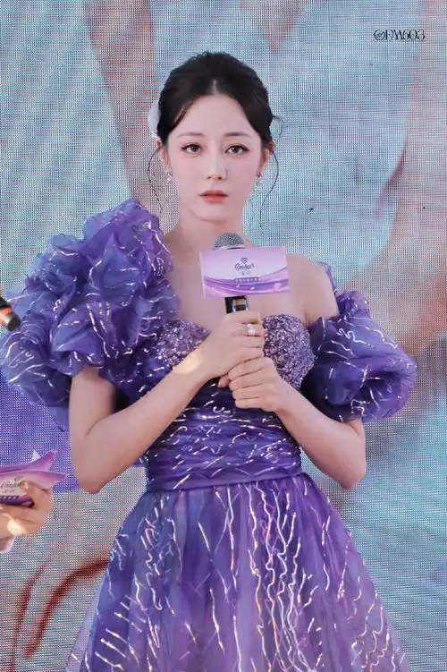 #迪丽热巴金纺活动##迪丽热巴被送玫瑰花#