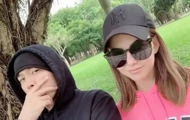 44岁周杰伦情人节晒与29岁昆凌合照,老夫少妻的幸福秘诀有3点_周天王