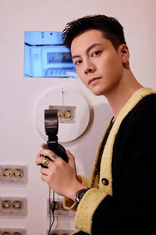 故事從心動開始,來和陈伟霆超话一起傾聽關于遇見的故事.