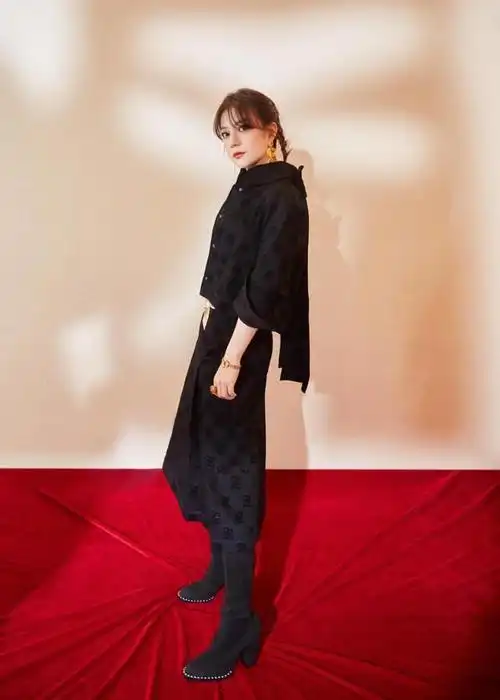 44岁赵薇一点不显老双麻花辫搭休闲套装亮相综艺减龄又有范