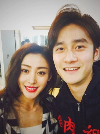 蒋劲夫晒与张天爱合影 网友:后宫再添一美男