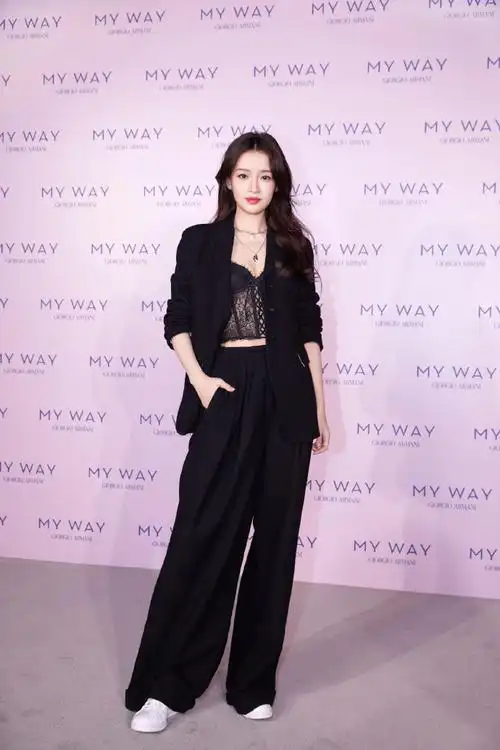 119孙怡亮相阿玛尼mayway香水发布活动怡boss一袭墨蓝色西装优雅随性