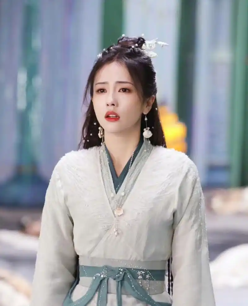 白鹿拍戏下班在家里对镜自拍,身上还穿着桑酒的青色戏服,妆容干净清爽