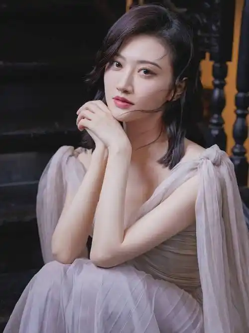 景甜穿淡粉闪钻纱裙好优雅 仿佛城堡里的甜美公主_魅力_钻石_光芒