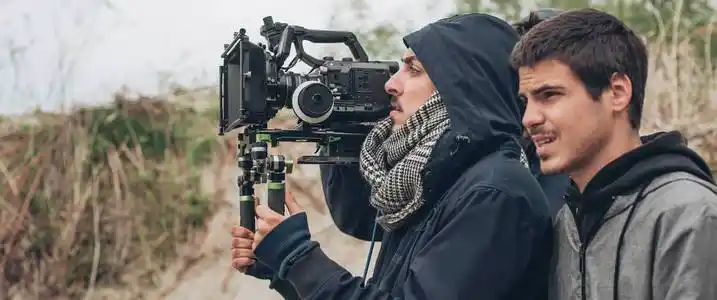 在现场后面摄影师和电影导演拍摄电影现场照片