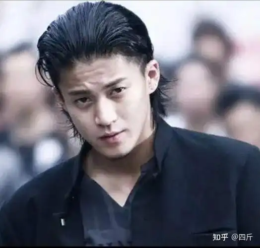 日媒曝演员小栗旬私密照,ktv里赤身唱歌,无视房间内长发少女