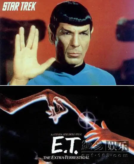 总统伸出左手,将中指与食指分开,向外星人打招呼,这个标准手势对于