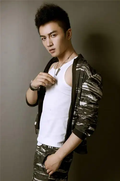 古装男神陈晓代言《圣王》 主演电影明日上映