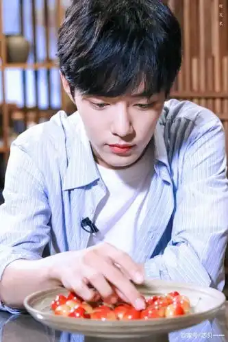 肖战帅气图片,蓝色条纹衬衫看着干净利落