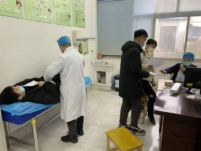 好男儿去当兵!凤凰镇征兵体检进行中