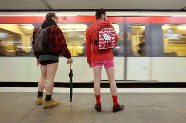 为什么今天的地铁,有这么多人,没穿裤子?