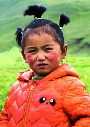 高原红像用胭脂涂了红脸蛋.