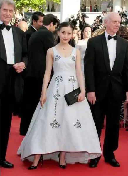 姜贞羽为什么不能跳舞了,她戛纳红毯事件是怎么回事