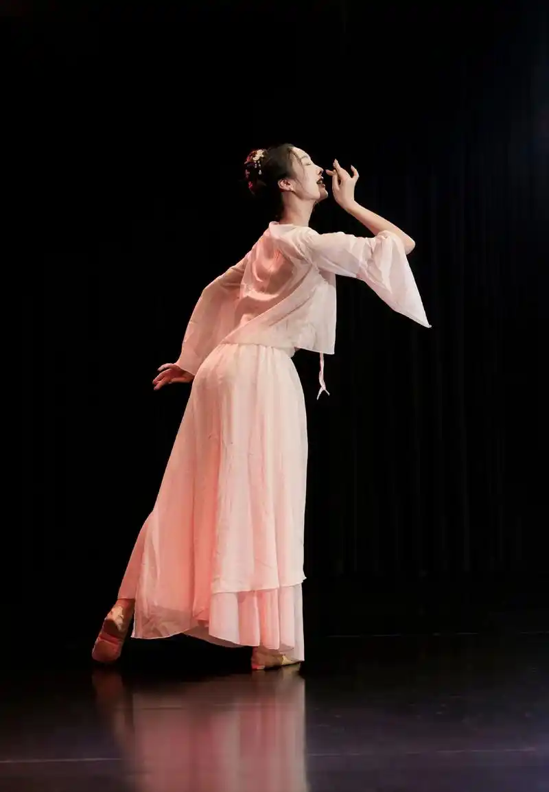 舞蹈图片 芙蓉不及美人妆,水殿风来珠翠香#古典舞  - 抖音