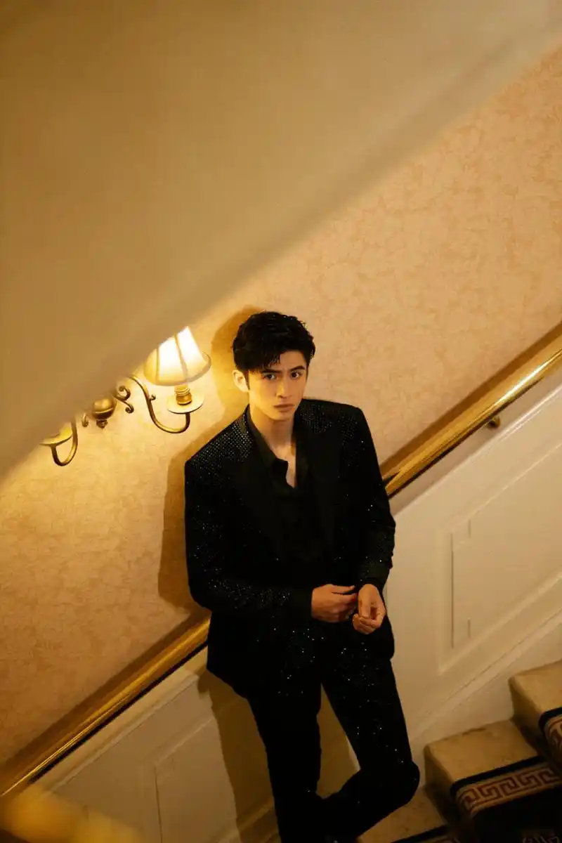 张云龙绿洲晒照,倒三角的身材,深邃的眼神,撩人的湿发,满屏的荷尔蒙.