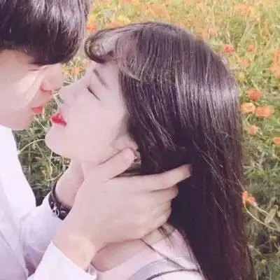 情侣接吻头像真人甜蜜 2021情侣接吻头像一对两张