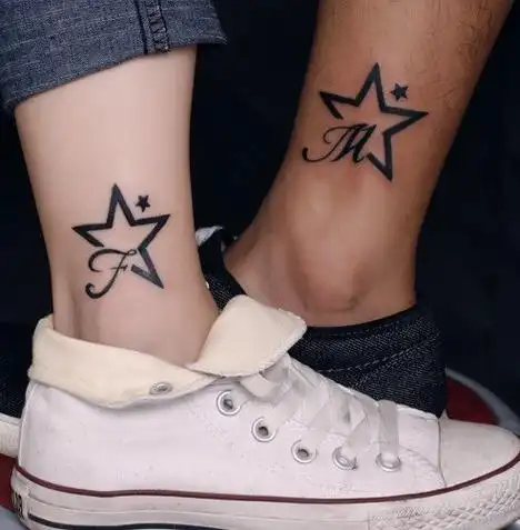 恋人脚踝上可爱的小猫和文字纹身图案