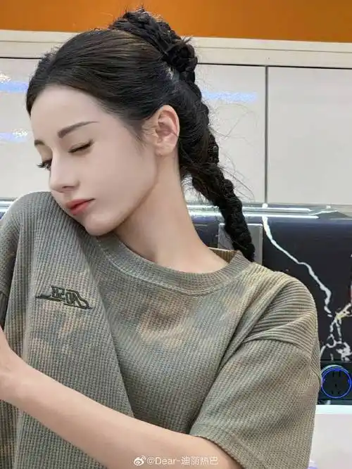 迪丽热巴再晒生活美照,化身猫系少女超可爱,秀纤细美腿显少女