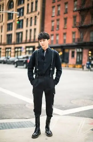 王源纽约街拍照曝光 复古精致展别样时尚魅力