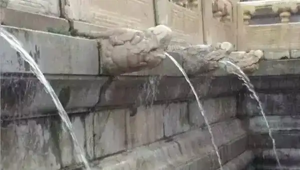 里面能容纳非常多的水,被用作古建筑物上作为排水口,称作"螭首散水"