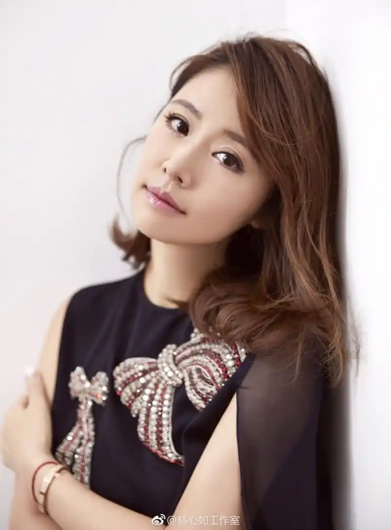 林心如晒九宫格散发精致女人味肌肤紧致妆容淡雅气质好