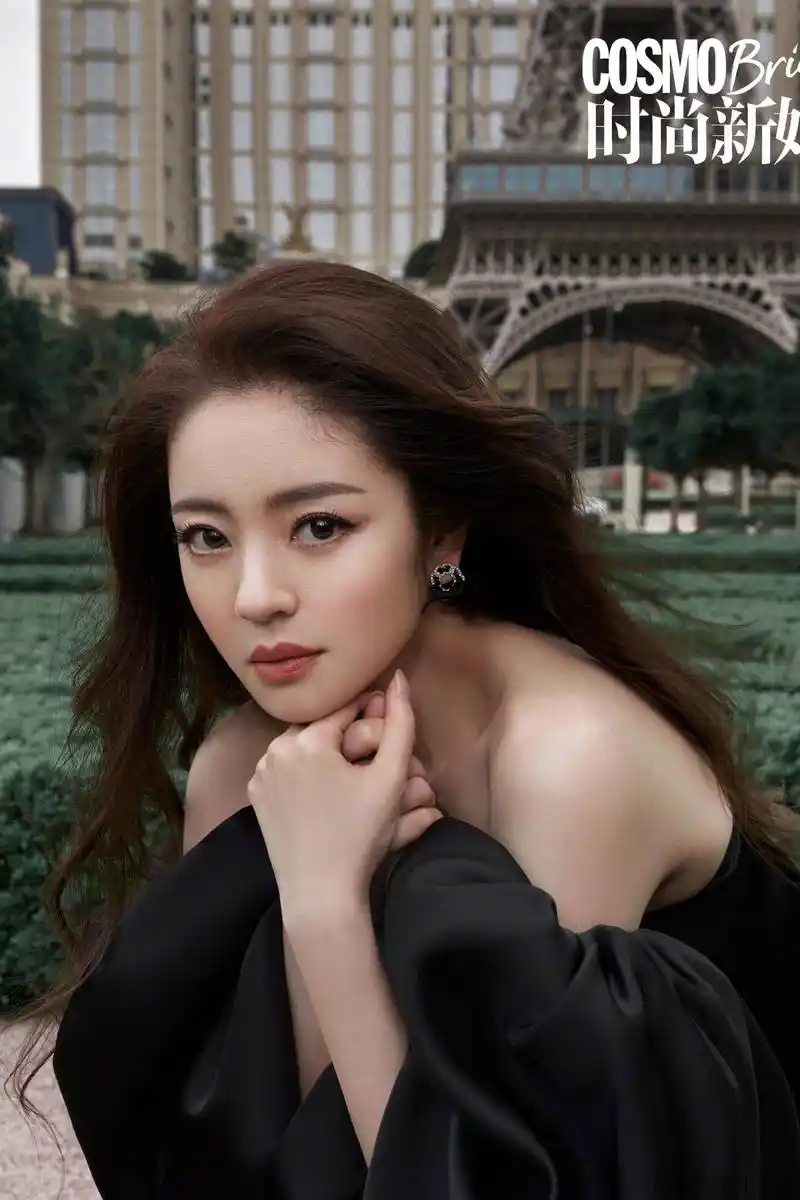 安以轩久违的写真,亮黄色超大裙摆连衣裙,后背的蝴蝶结仙气飘飘