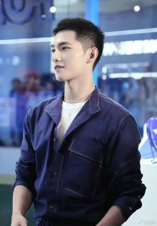 帅哥就是各种发型都很帅气,寸头真的太有少年感了,期待杨洋的新剧新