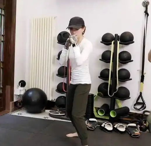 39岁孙俪练拳击,与教练对打场面热血,常年健身肌肉线条十分流畅_生活