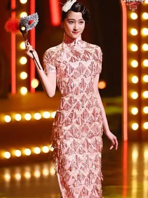 关晓彤穿了一身粉色的旗袍惊艳登场,但是身穿这件粉色旗袍的关晓彤和