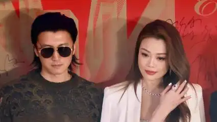 英皇一哥一姐同框画面养眼!谢霆锋帅酷容祖儿性感秀美腿