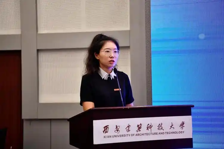 建筑设备科学与工程学院王莹莹教授发言会上,副校长姚尧宣读了学校的