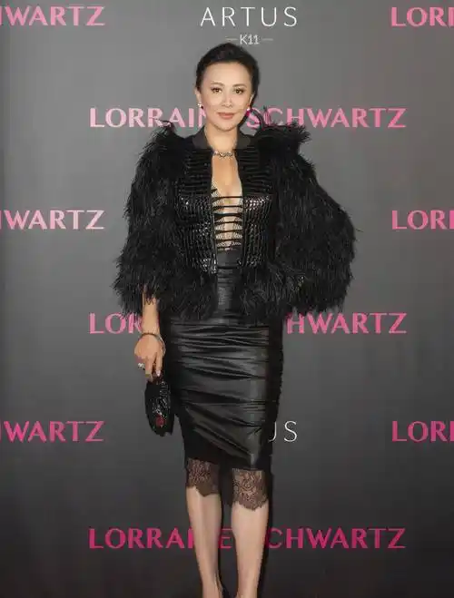 55岁刘嘉玲衣品真"虎",活动穿时尚装秀身材,白色内裤若隐若现_梁朝伟