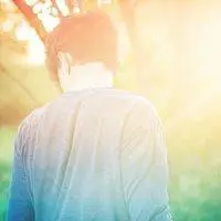 阳光头像男背影图片【点击鼠标右键下载】
