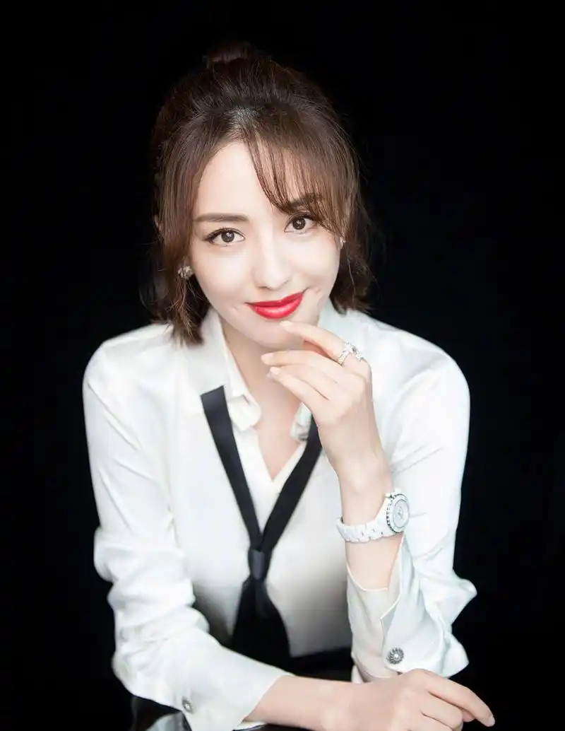 佟丽娅气质图片16张,第一张温文尔雅,第二张也很帅气!