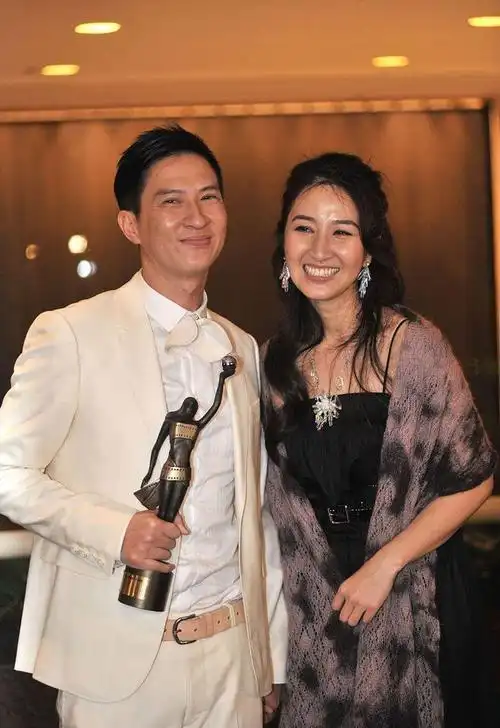 关咏荷好会保养身材曲线匀称有肉穿黑色吊带气质成熟迷人