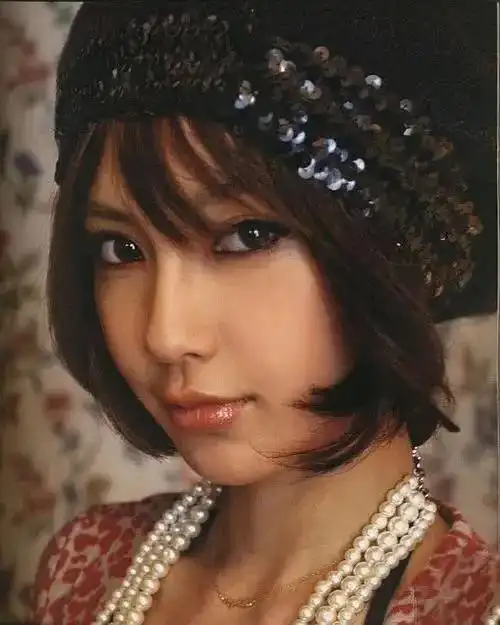 angelababy》得到经费前往法国取景,虽然场景是法式宫廷风,但妆容和