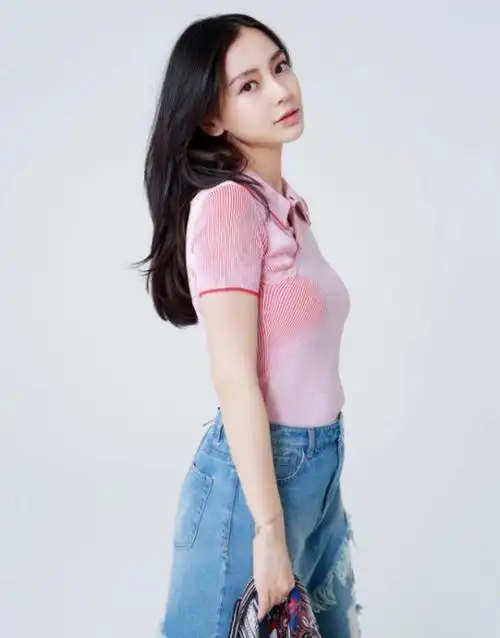 32岁杨颖又来"装嫩",穿粉色针织衫就算了,还学00后穿双层牛仔裤
