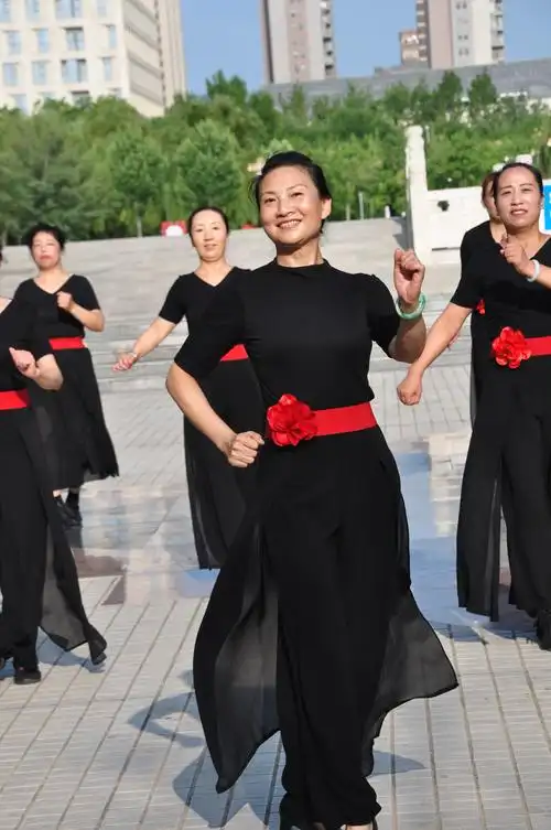 兖州区政府东桥西城广场舞队庆七一节目照片展播