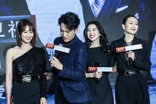 "老干部"靳东与三大美女合作新片,个个黑衣红唇风情万种