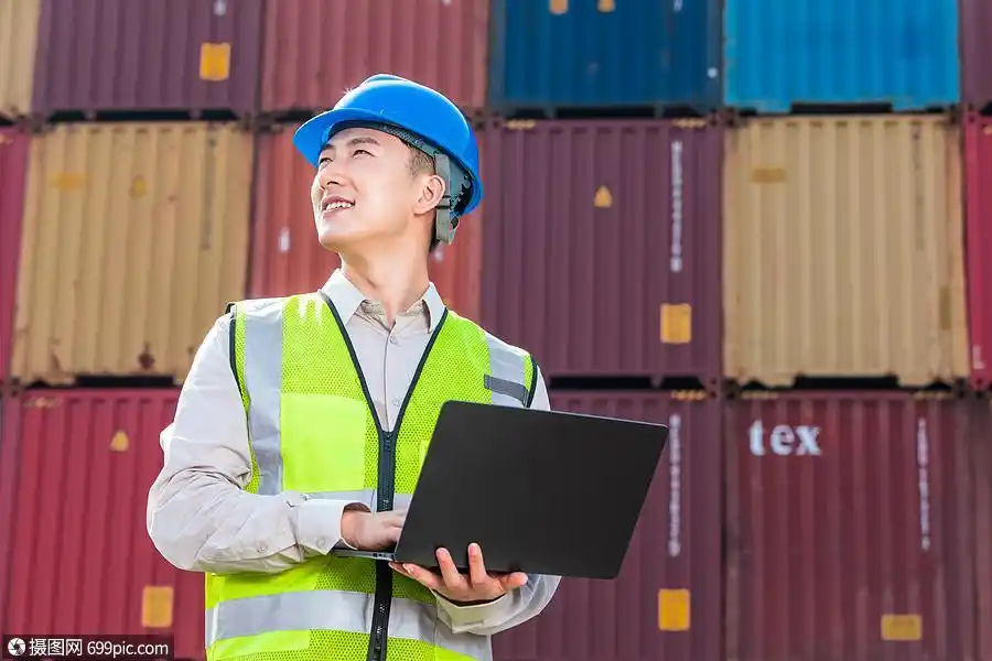 港口集装箱物流工人拿电脑