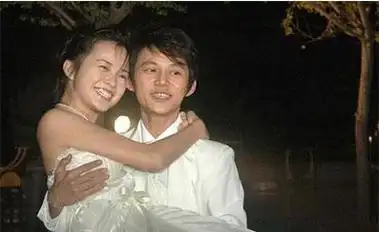 何炅和老婆王菁已经结婚九年,真是太低调了