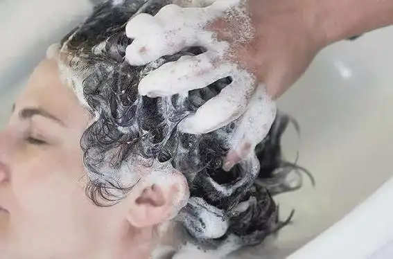 头发隔多久洗一次更好?多数人都做错了