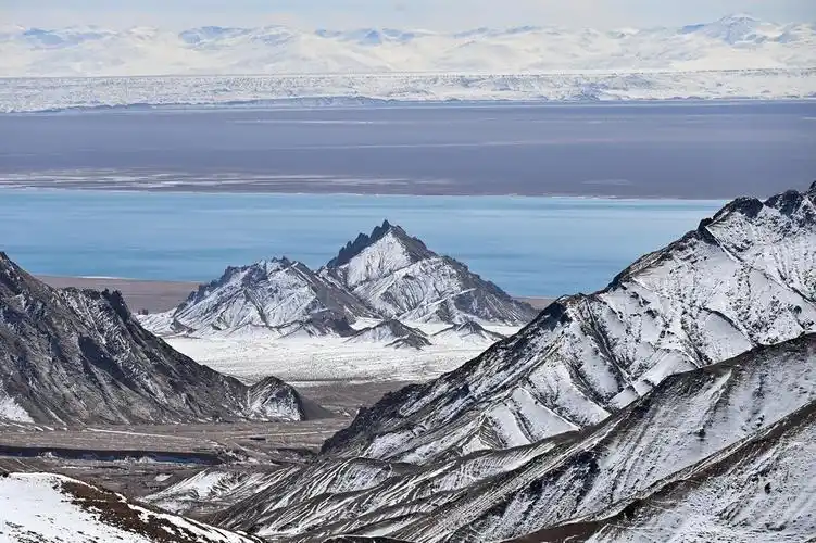 2023年10月18日在新疆阿尔金山国家级自然保护区拍摄的山峰和阿雅克库