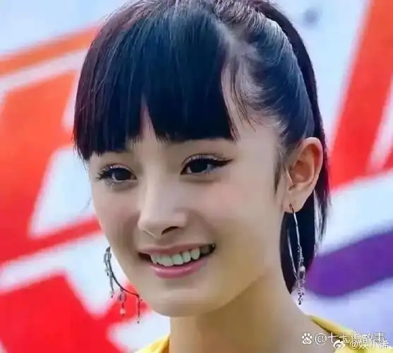 这是杨幂没整容前的样子,明显能看出和现在的差别.