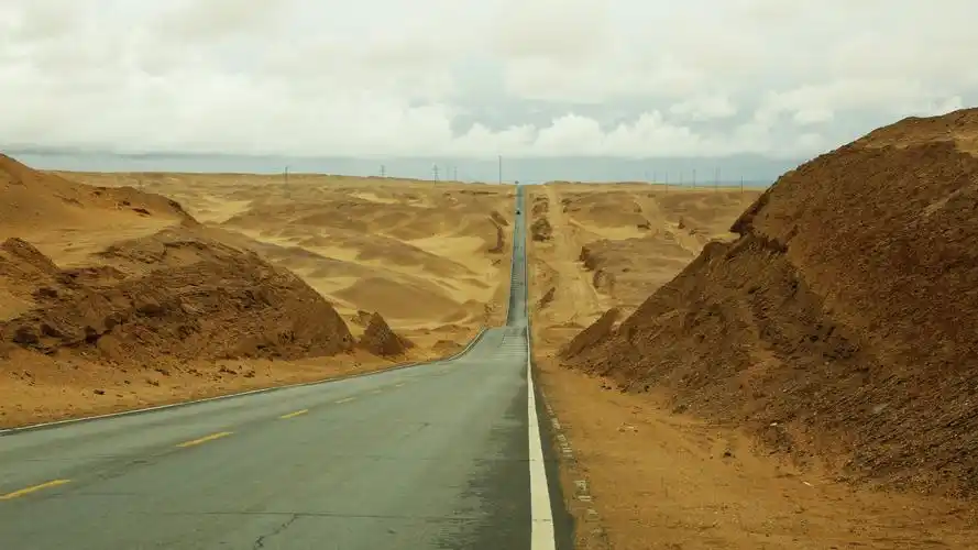通过柴达木盆地无人区的315国道几十公里没有一个湾,被誉为66号公路