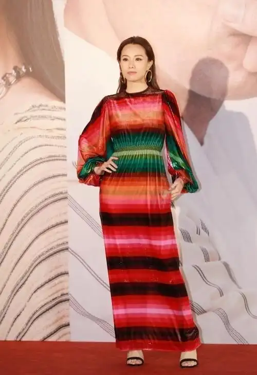 邓丽欣保养得够好的脸都没啥皱纹身穿条纹衣优雅又知性