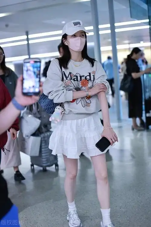 江疏影落地上海机场,身穿白色超短裙活泼少女