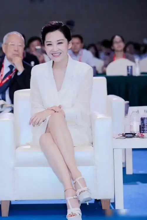 许晴现身活动50岁穿着惹争议看到全身照一刻简直红脸