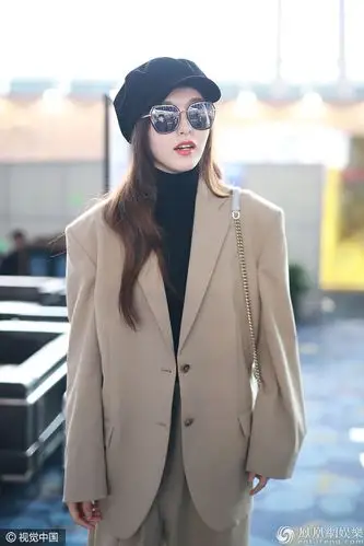 唐嫣穿米色套装脚下生风机场似秀场面露明朗笑容显好心情