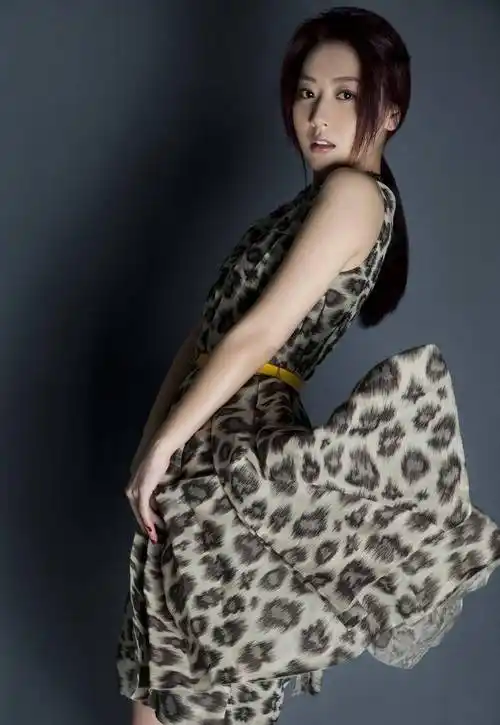 老规矩啊,还是要跟大伙来一段白冰的简介.